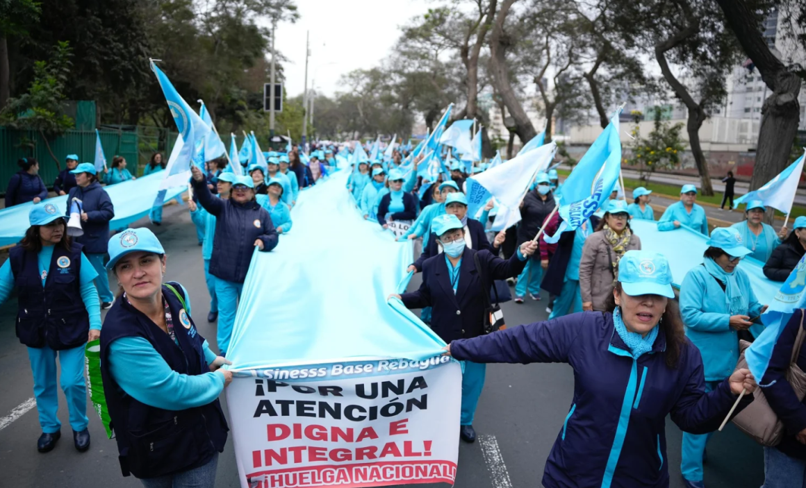 Huelga nacional de profesionales de EsSalud se hace sentir en todo el país con masiva participación del SINESSS